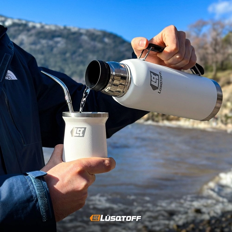 Termo LÜSQTOFF Blanco 1Lts Manija y Pico Cebador